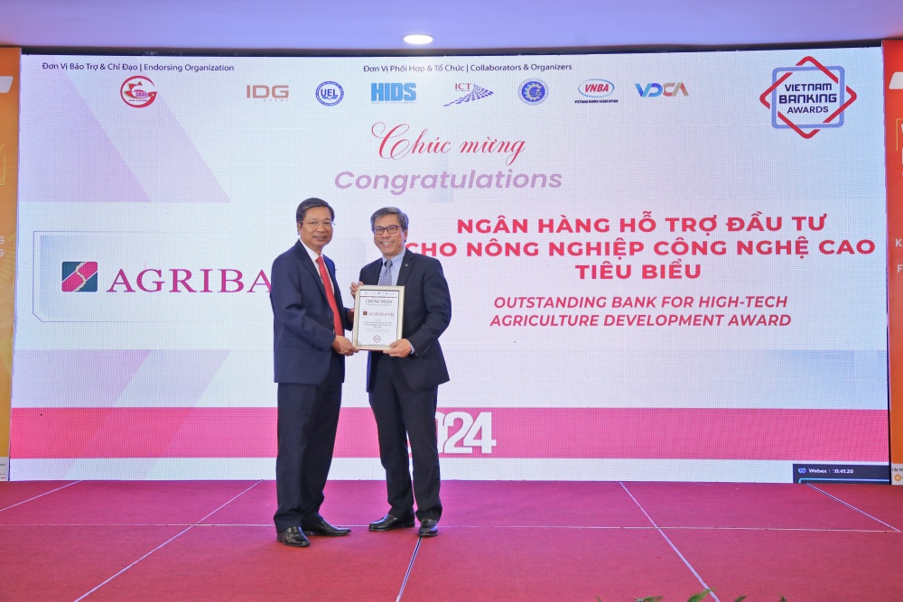 Đại diện Agribank nhận danh hiệu “Ngân hàng hỗ trợ đầu tư cho nông nghiệp công nghệ cao tiêu biểu” 2024