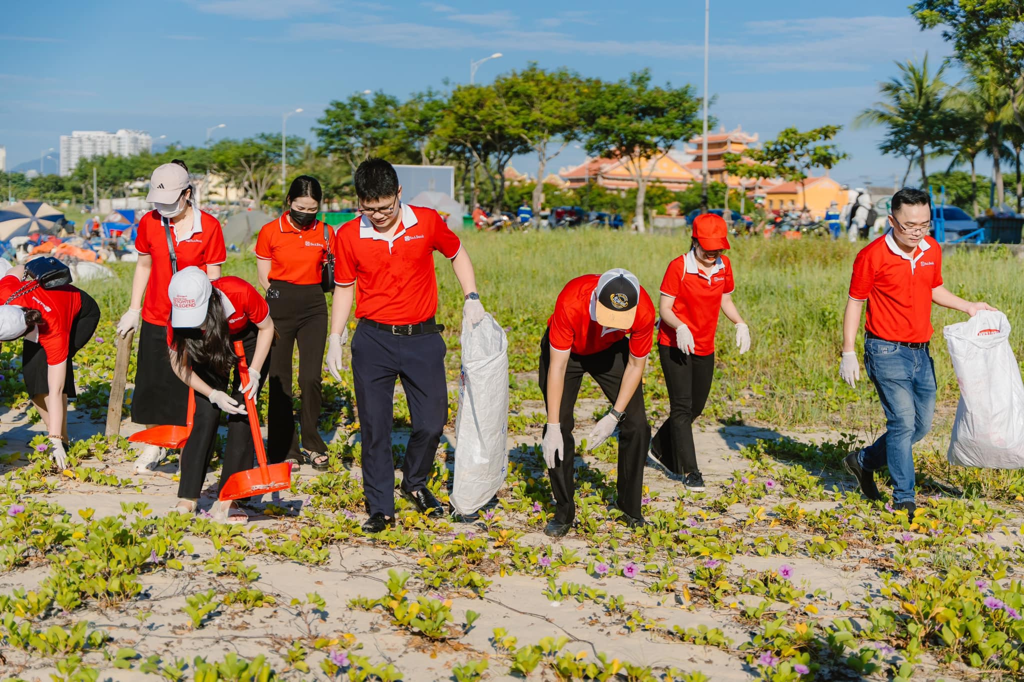 SeaBank làm sạch bãi biển