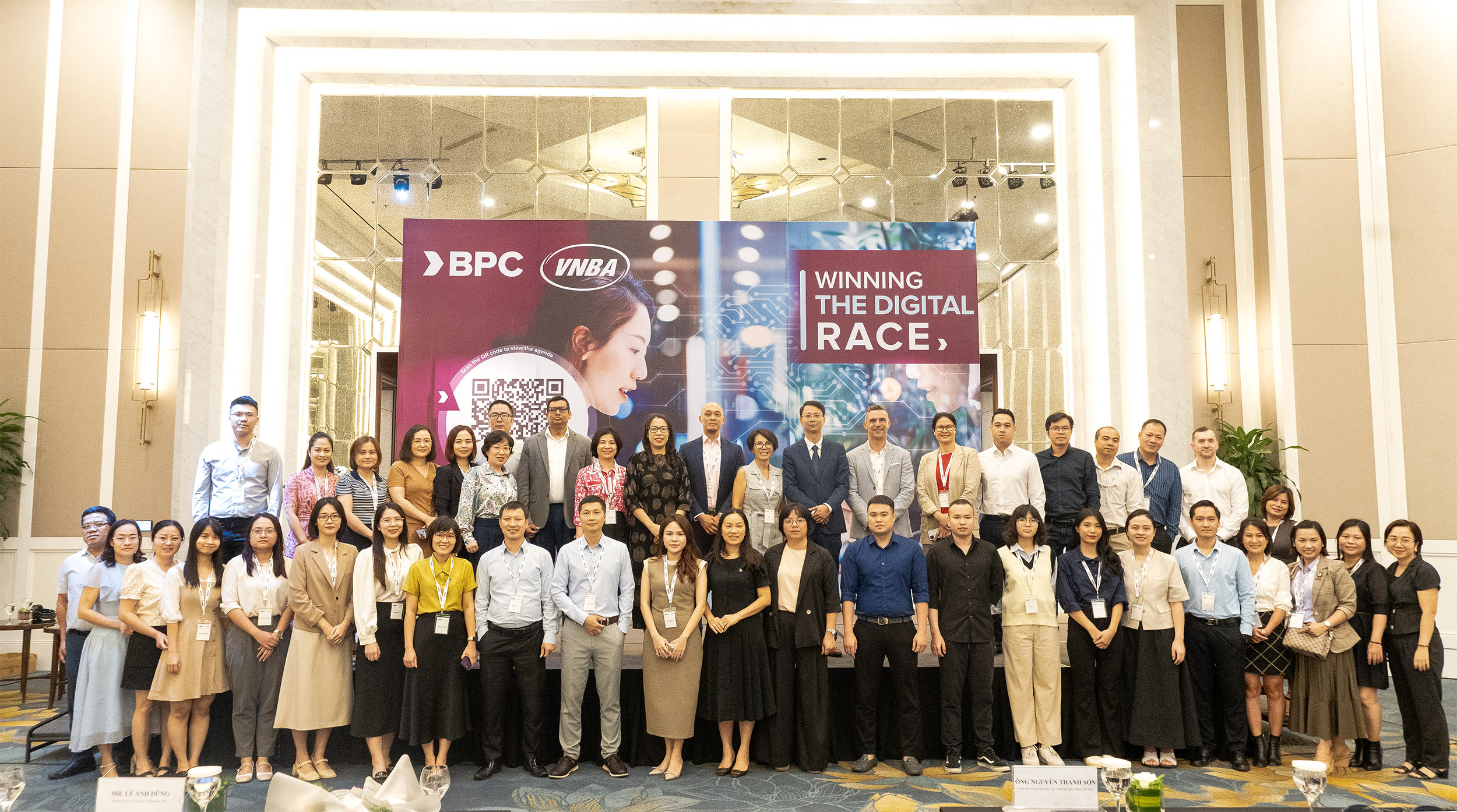 Các đại biểu chụp hình lưu niệm