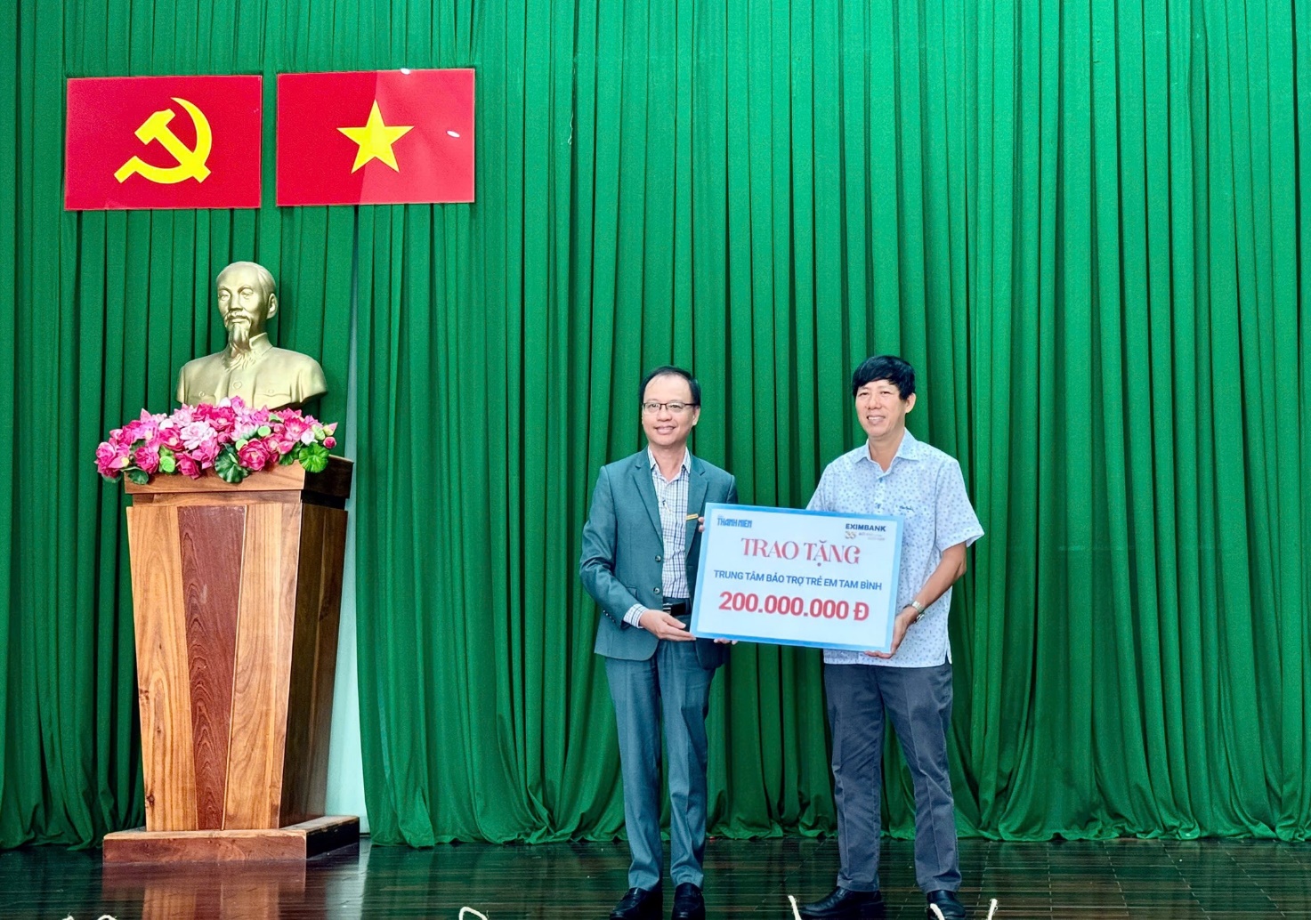 Ông Nguyễn Hồ Hoàng Vũ – Phó Tổng Giám đốc Eximbank (bên trái) trao quà cho đại diện Trung tâm Bảo trợ trẻ em Tam Bình.