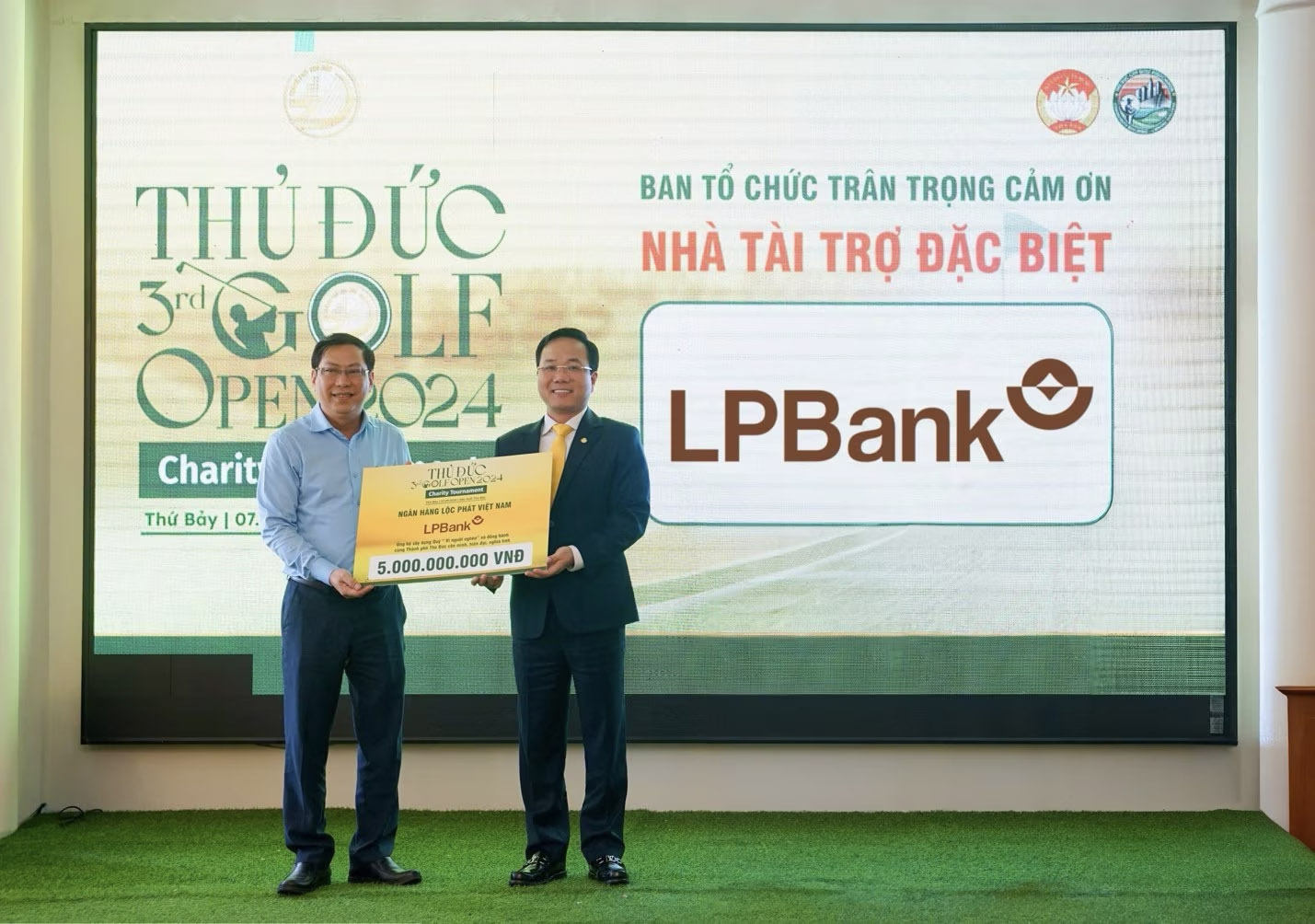 Đại diện LPBank, ông Hoàng Văn Phúc – Phó Tổng Giám đốc trao tặng biểu trưng số tiền 5 tỷ đồng cho Quỹ vì người nghèo của thành phố Thủ Đức.