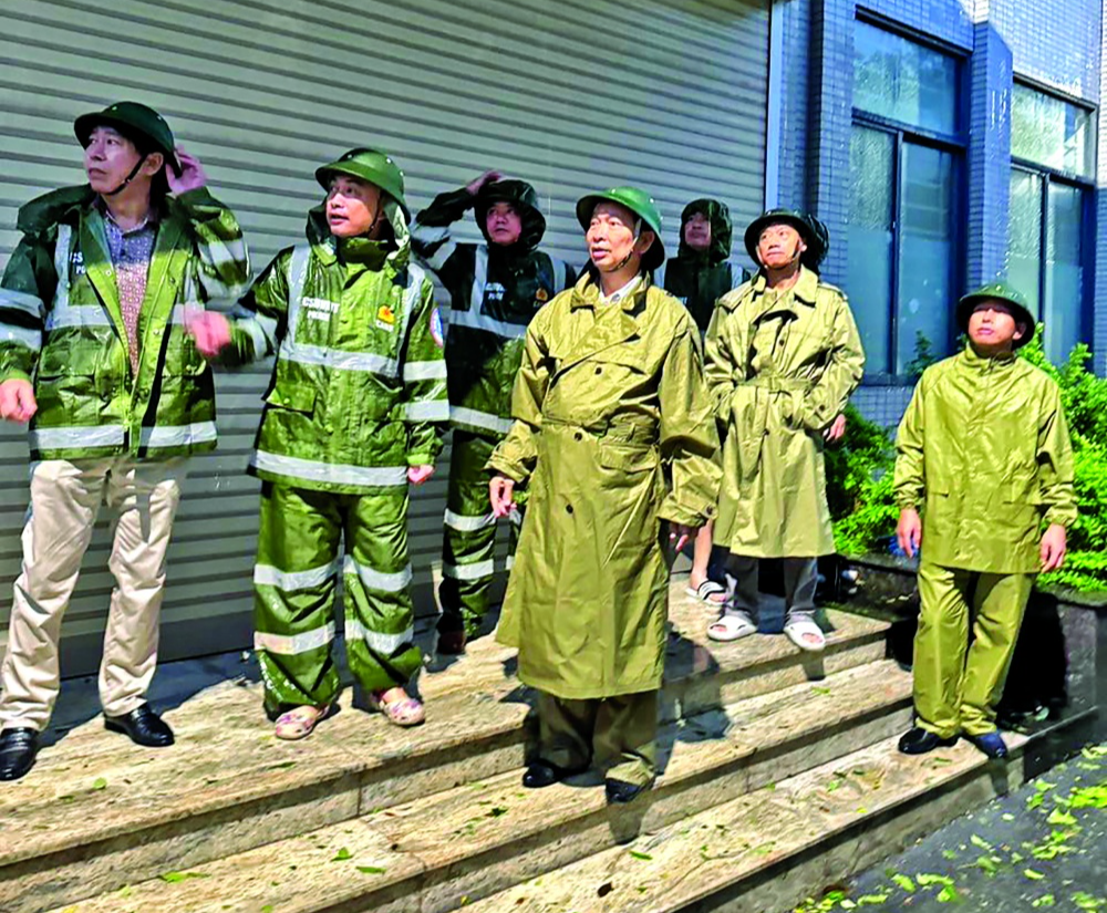Phó Thống đốc Thường trực Đào Minh Tú kiểm tra và chỉ đạo ứng phó cơn bão số 3