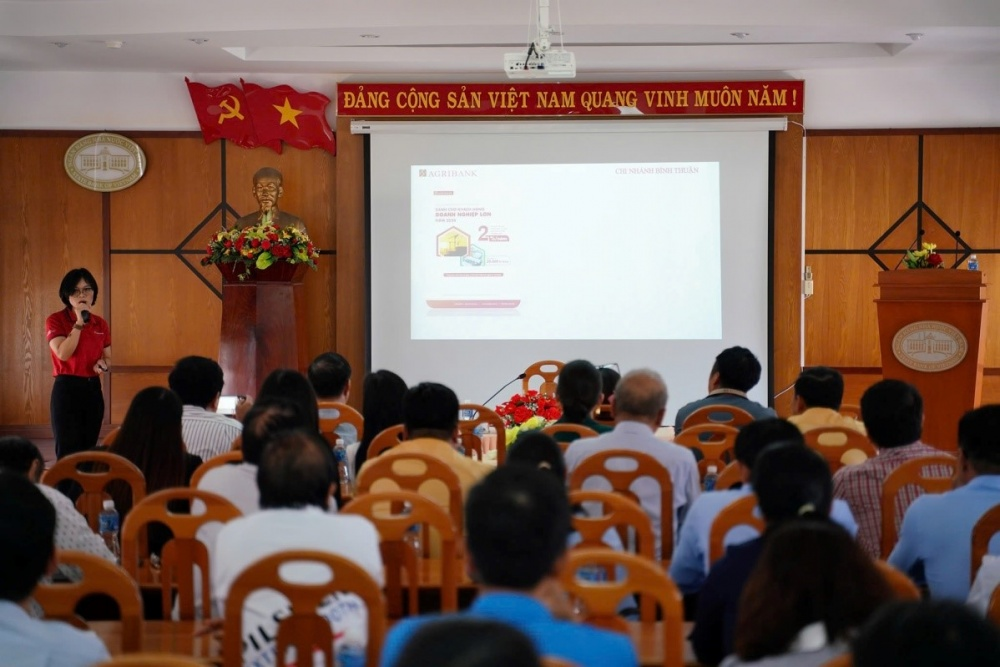 Đại diện các chi nhánh ngân hàng thương mại trên địa bàn giới thiệu các chương trình, sản phẩm tín dụng ưu đãi cho doanh nghiệp