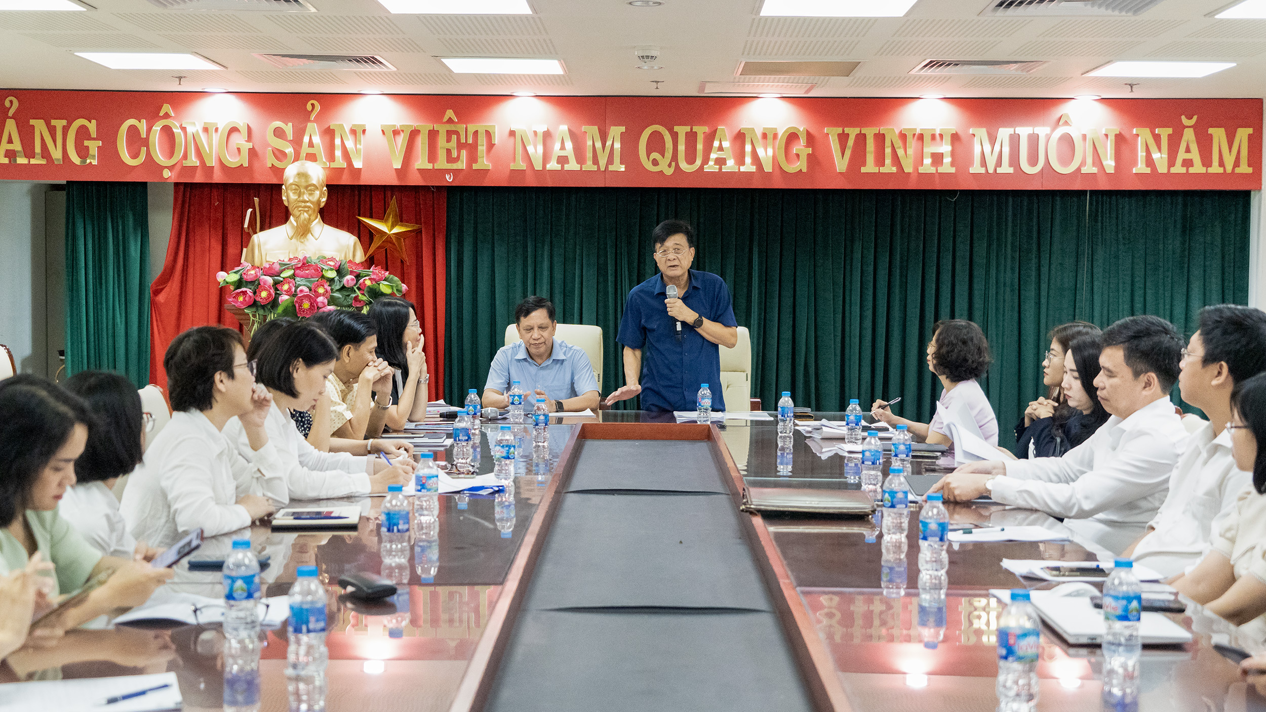 Quang cảnh cuộc họp
