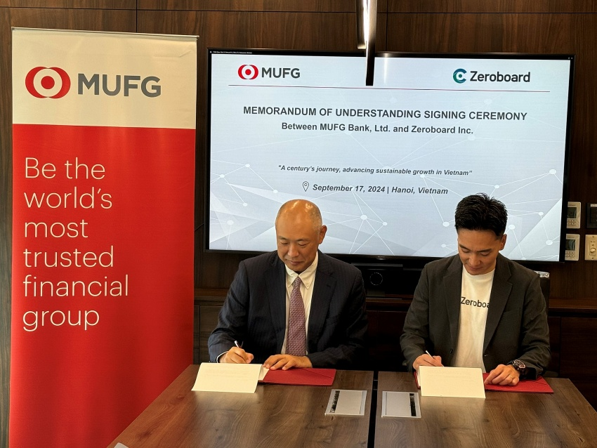 Kojima Masao, regional head of MUFG Bank Vietnam (left) and Shintaro Suzuki, director and head of Asia-Pacific Regional Business, Zeroboard, Inc., at the signing ceremony
