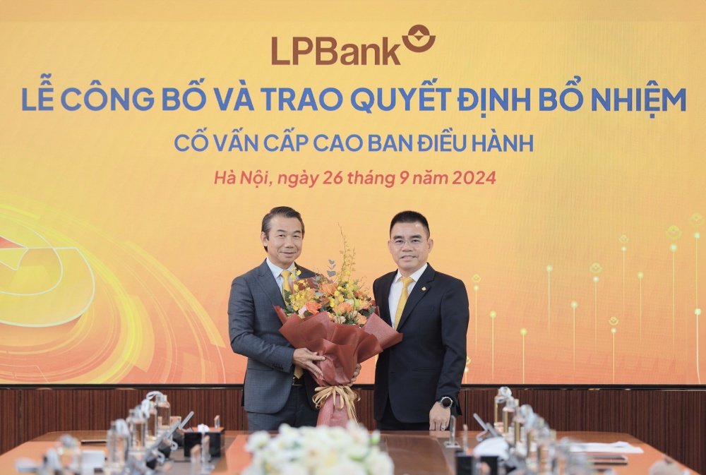 Ông Hồ Nam Tiến - Tổng giám đốc LPBank chúc mừng ông Phạm Phú Khôi