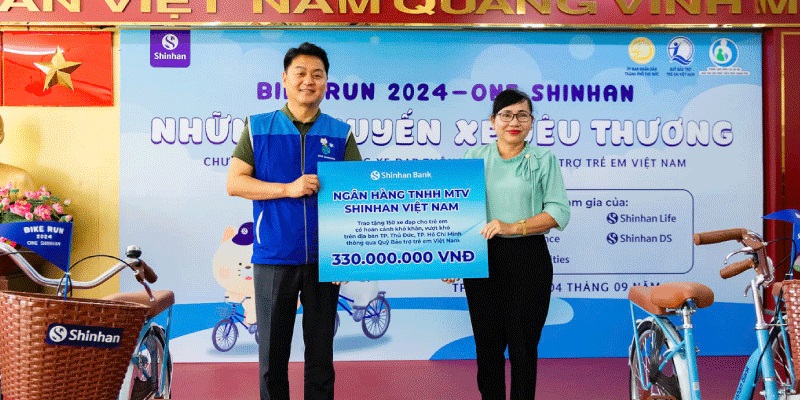 Shinhan Việt Nam tặng xe đạp cho học sinh có hoàn cảnh khó khăn