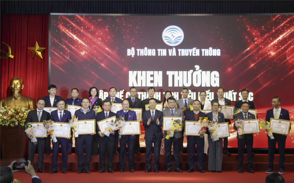 Bộ trưởng Nguyễn Mạnh Hùng đã trao tặng bằng khen cho 22 đơn vị có thành tích suất sắc trong công tác truyền thông chính sách trong đó có Vụ Truyền thông - NHNN