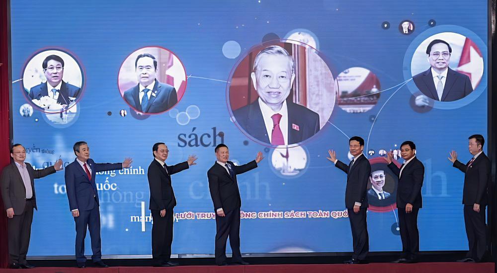 Các đại biểu thực hiện nghi thức ra mắt mạng lưới.