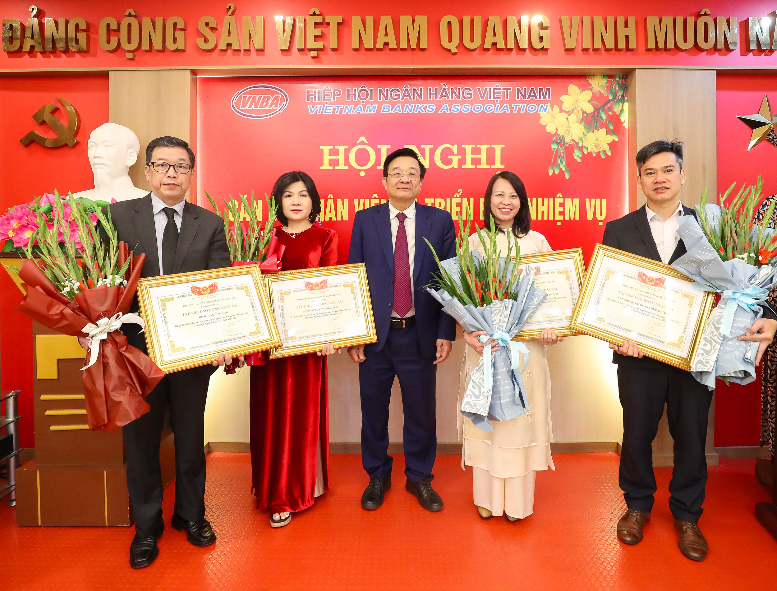 04 Tập thể xuất sắc của Hiệp hội Ngân hàng nhận Bằng khen của Thống đốc Ngân hàng Nhà nước