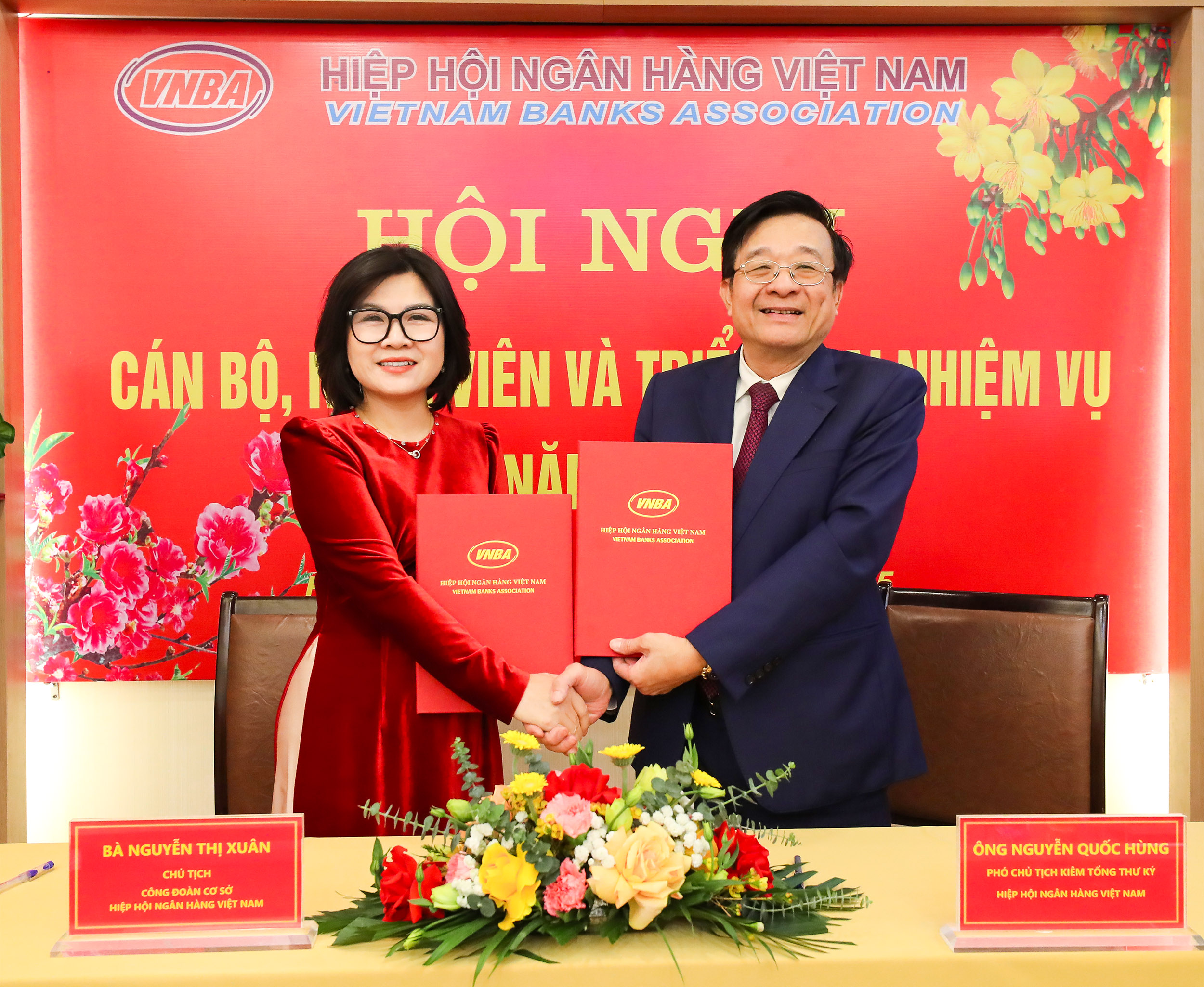 Lãnh đạo Hiệp hội và Công đoàn Hiệp hội ký kết giao ước thi đua