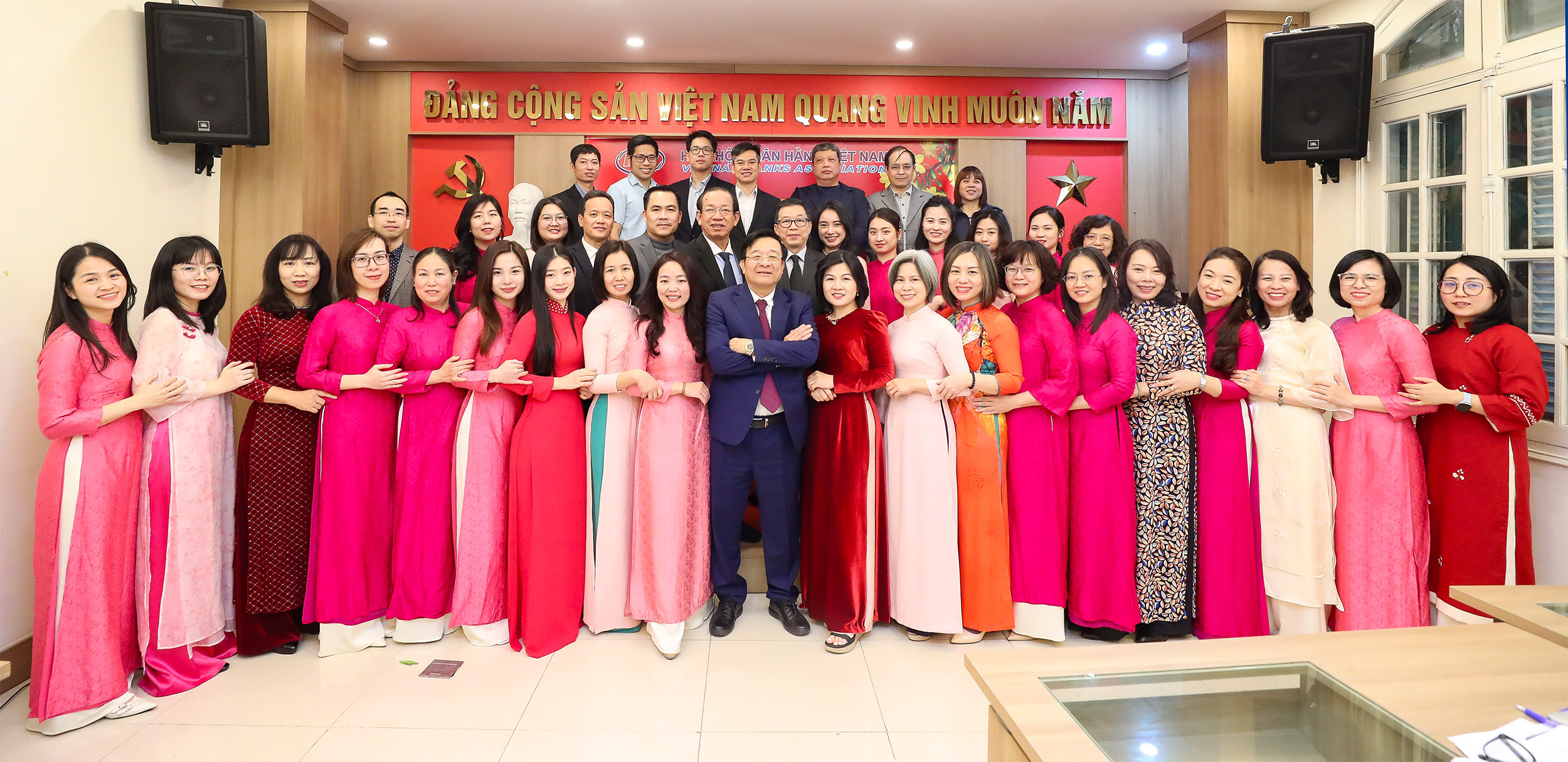 Lãnh đạo Hiệp hội Ngân hàng và cán bộ, nhân viên Cơ quan thường trực chụp ảnh lưu niệm