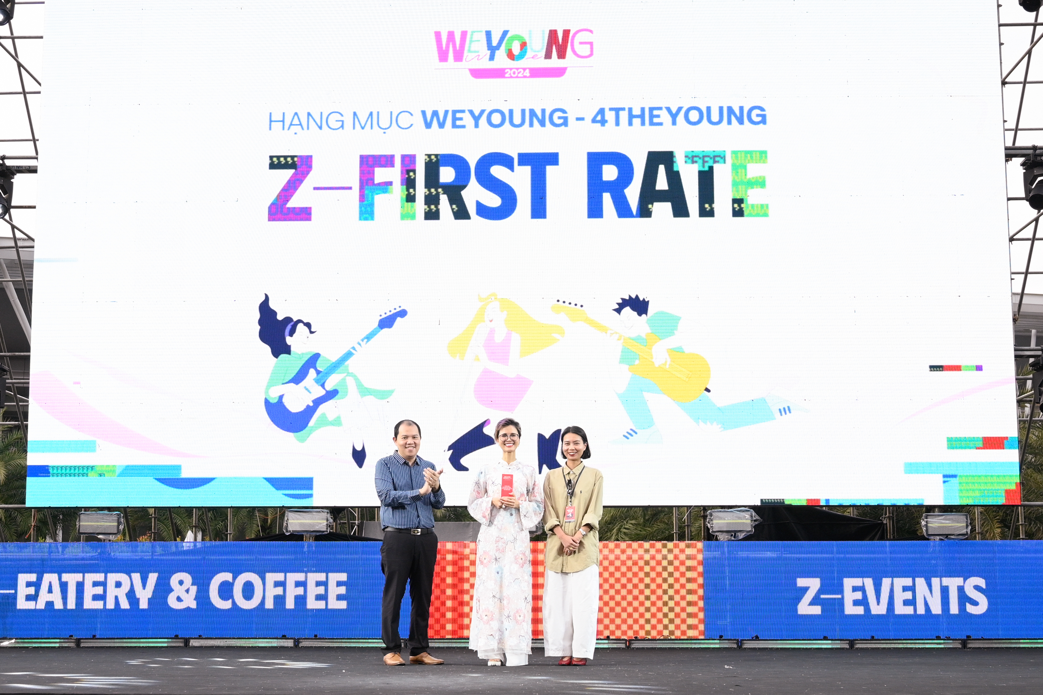 Đại diện TPBank nhận Giải thưởng Z First-Rate: Ứng dụng tài chính - tiêu dùng được giới trẻ yêu thích nhất tại Hạng mục WeYoung – 4TheYoung, Lễ trao giải WeChoice Awards 2024.