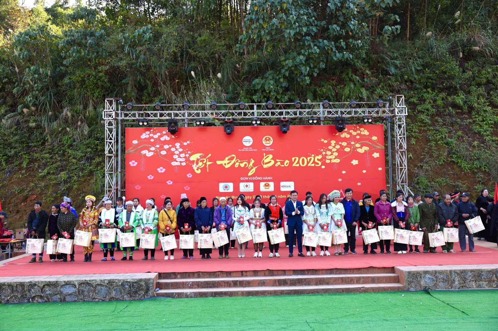 Chung tay mang Tết sớm, Tết ấm no đến với đồng bào vùng cao huyện Nguyên Bình, tỉnh Cao Bằng