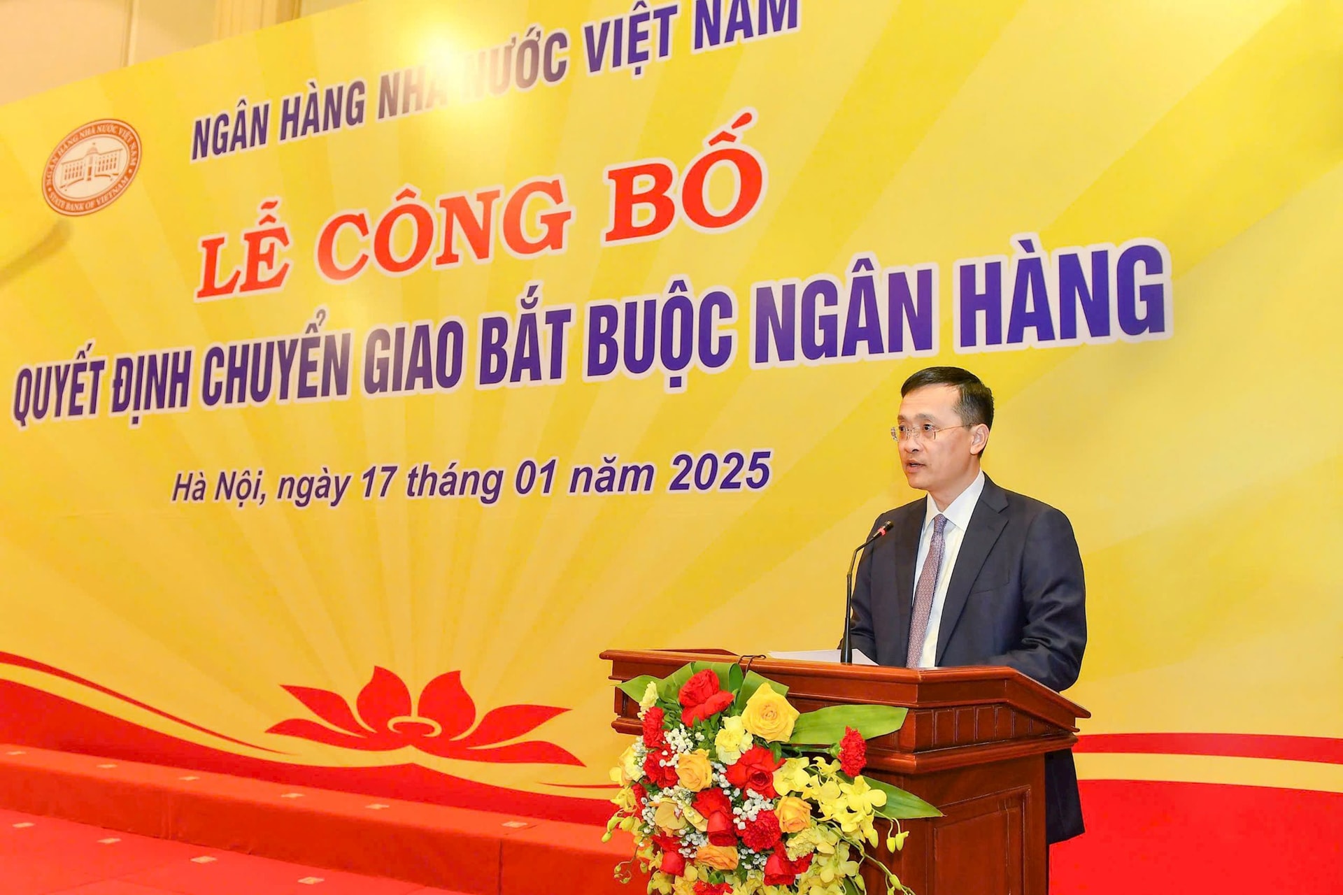 Phó Thống đốc Phạm Quang Dũng công bố 02 Quyết định chuyển giao bắt buộc