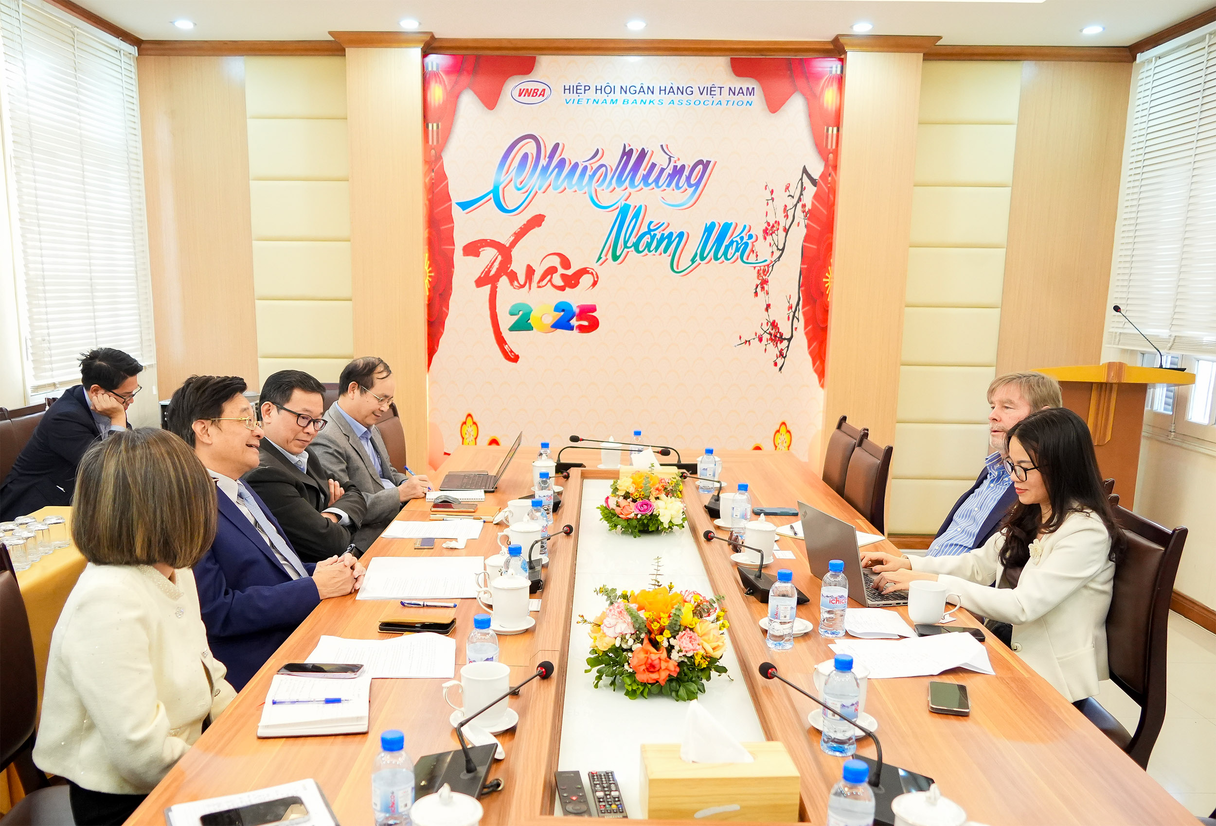Quang cảnh buổi làm việc