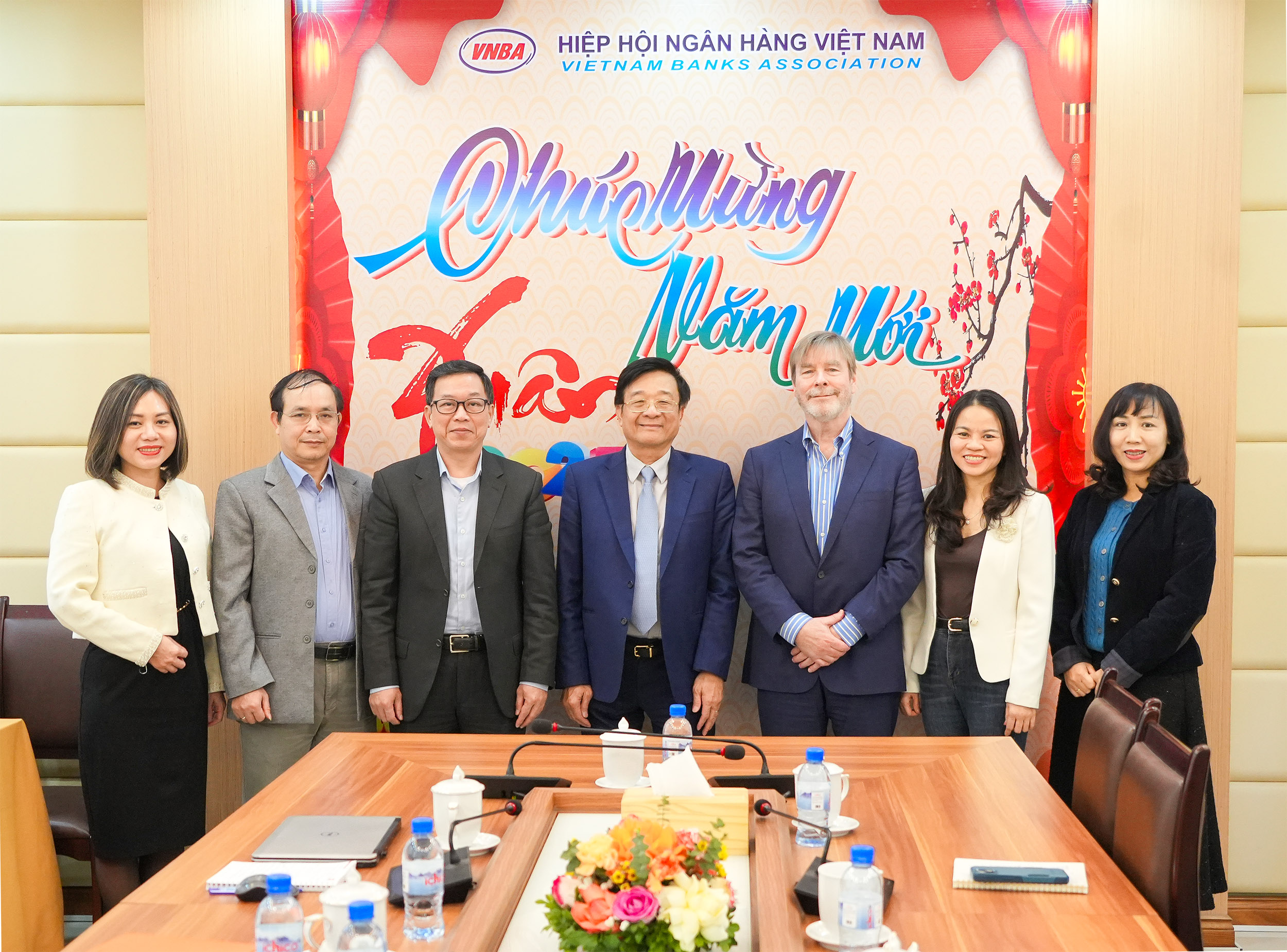 Đại diện VNBA và đoàn chuyên gia dự án của Đại sứ quán Anh chụp ảnh lưu niệm