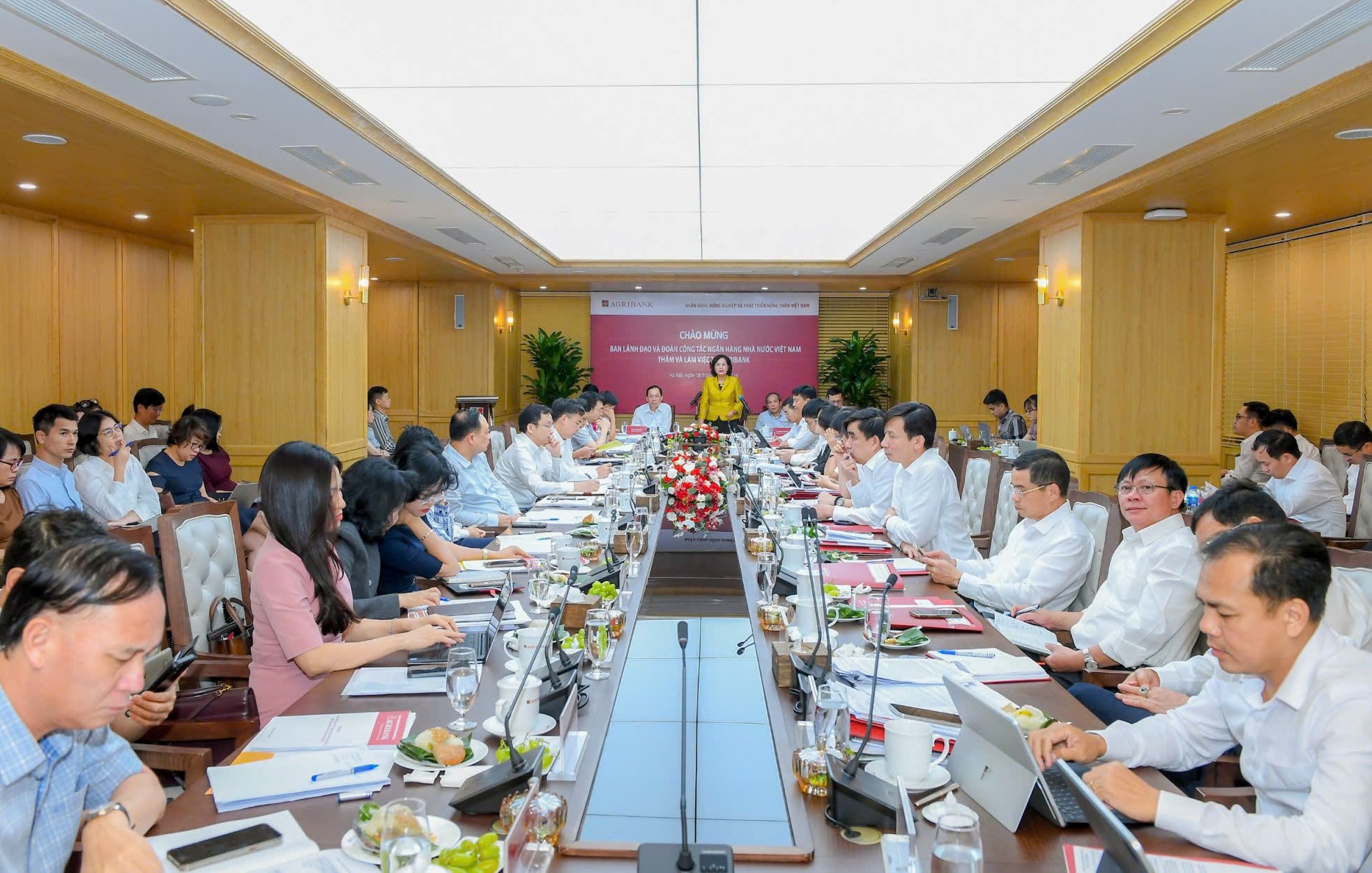 Ban Lãnh đạo và đoàn công tác Ngân hàng Nhà nước Việt Nam làm việc với Agribank về đánh giá kết quả triển khai Phương án cơ cấu lại gắn với xử lý nơ xấu giai đoạn 2021 - 2025