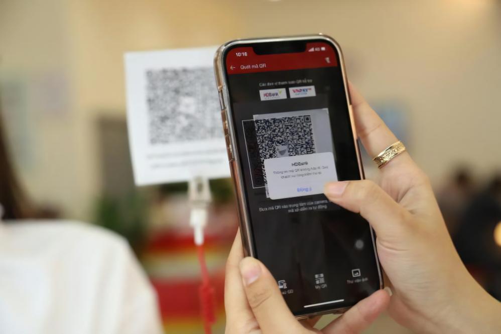 Người dùng trải nghiệm ứng dụng HDBank trên điện thoại thông minh. Ảnh: HDBank