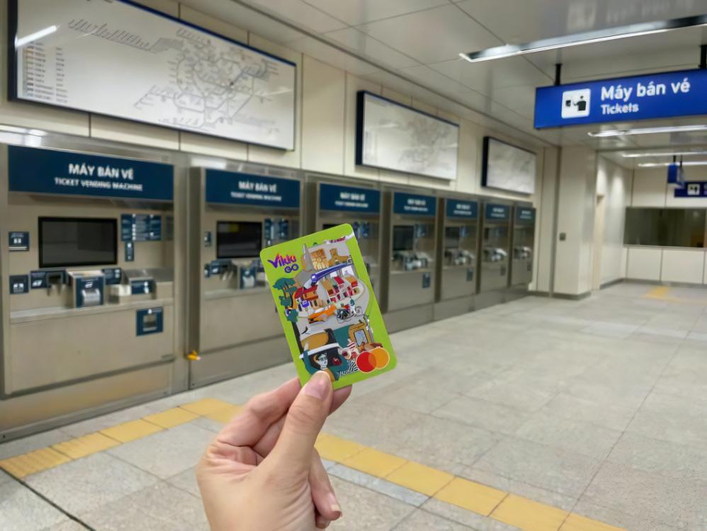 Khách dùng thẻ Vikkigo thanh toán một chạm tại ngày chạy đầu tiên của Metro số 1. Ảnh: Vikkigo