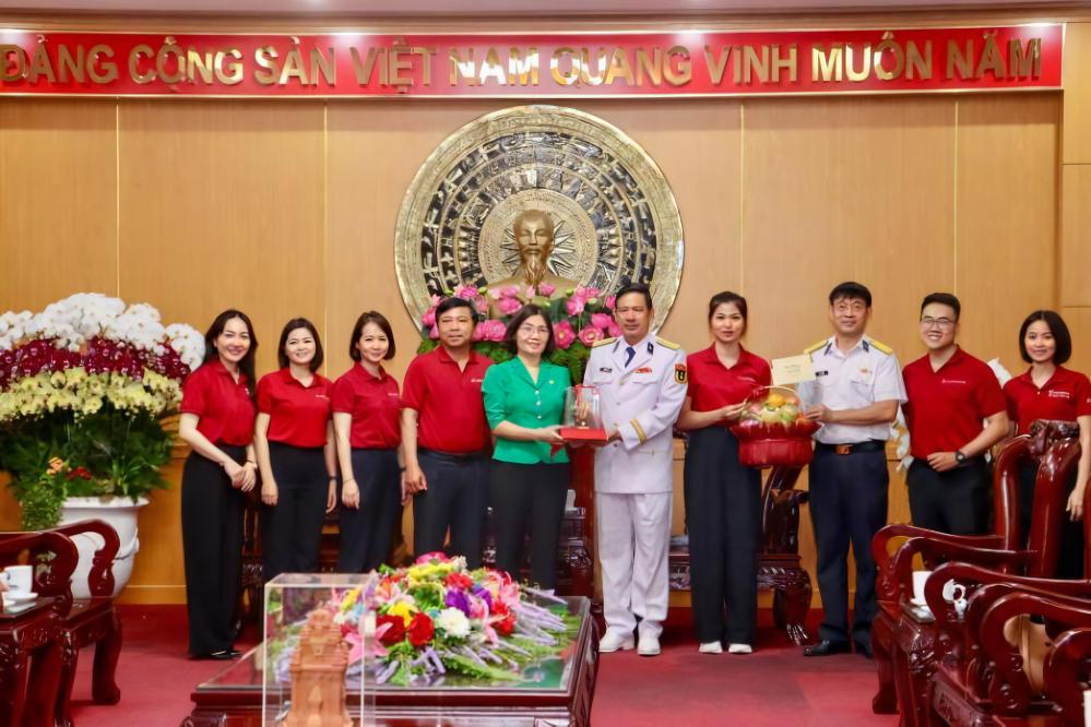 Bà Từ Thị Kim Thanh - đại diện Hội đồng Thành viên Agribank (áo xanh) đến chúc Tết, tặng quà Bộ Tư lệnh Vùng 4 Hải quân. Ảnh: Agribank