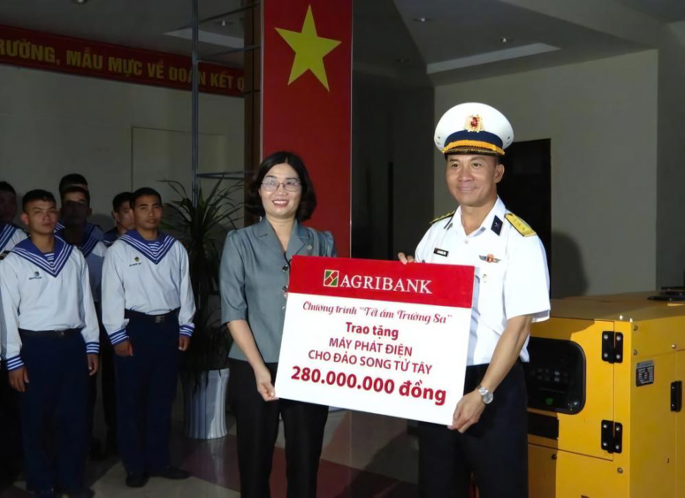 Bà Từ Thị Kim Thanh trao tặng máy phát điện cho đảo Song Tử Tây. Ảnh: Agribank