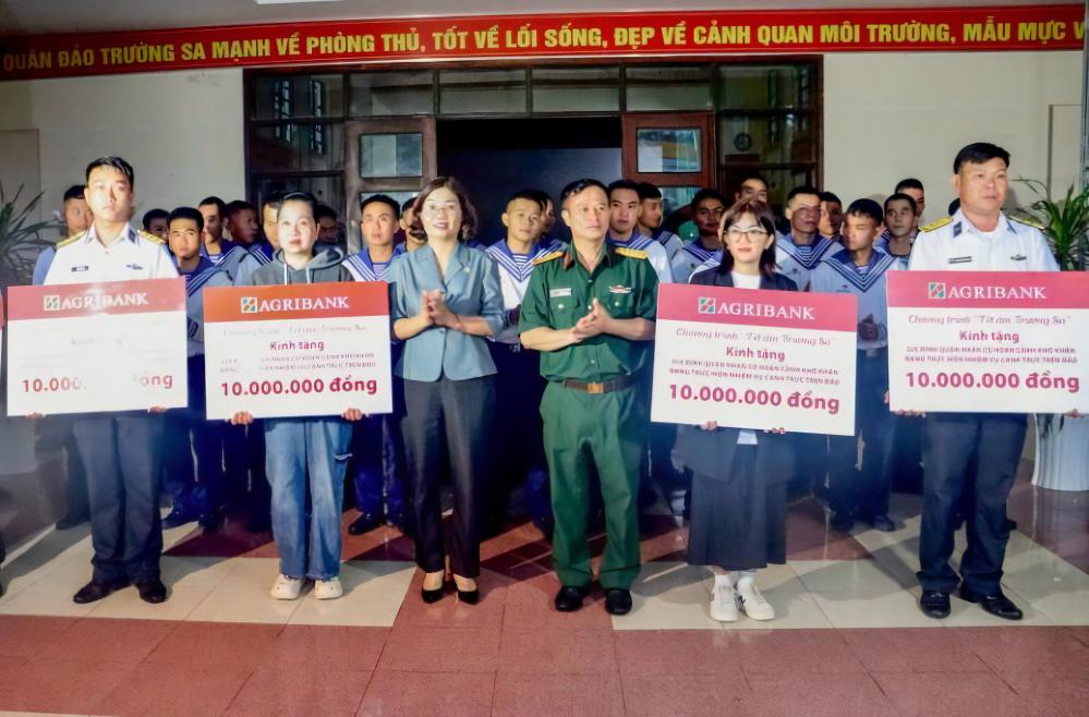 Đoàn công tác Agribank trao sổ tiết kiệm cho các gia đình chiến sĩ có hoàn cảnh khó khăn. Ảnh: Agribank