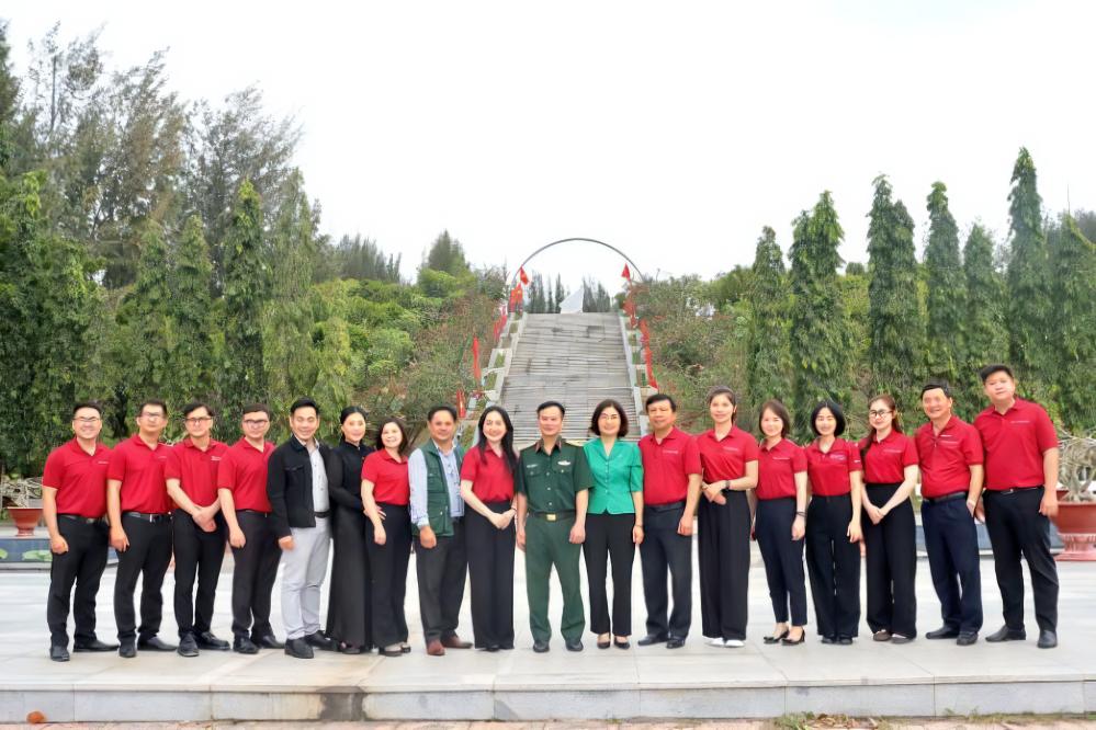 Đoàn công tác chụp ảnh lưu niệm sau khi dâng hương tại tượng đài Gạc Ma. Ảnh: Agribank