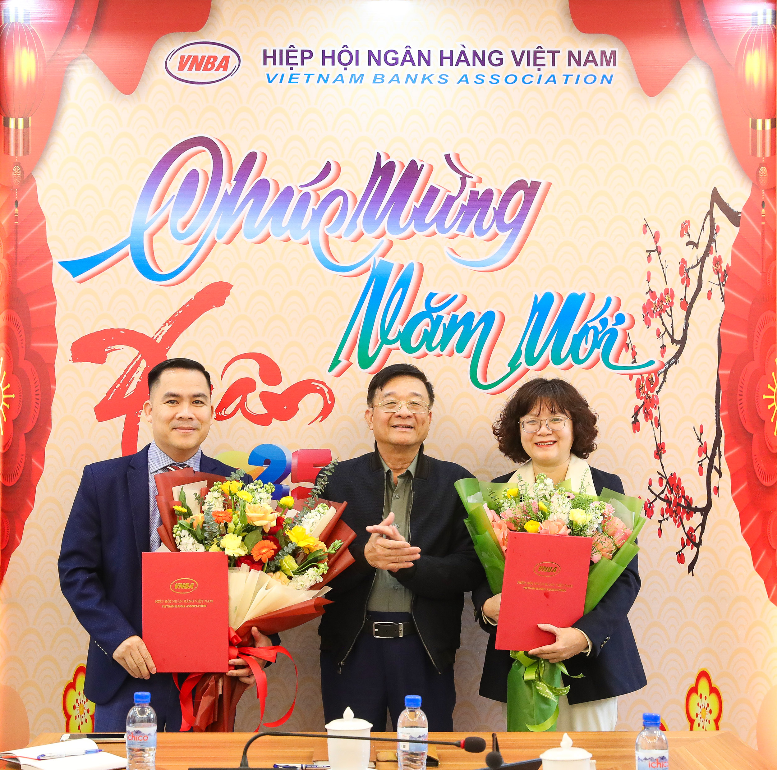 TS. Nguyễn Quốc Hùng trao quyết định, tặng hoa chúc mừng 02 nhân sự mới được bổ nhiệm.