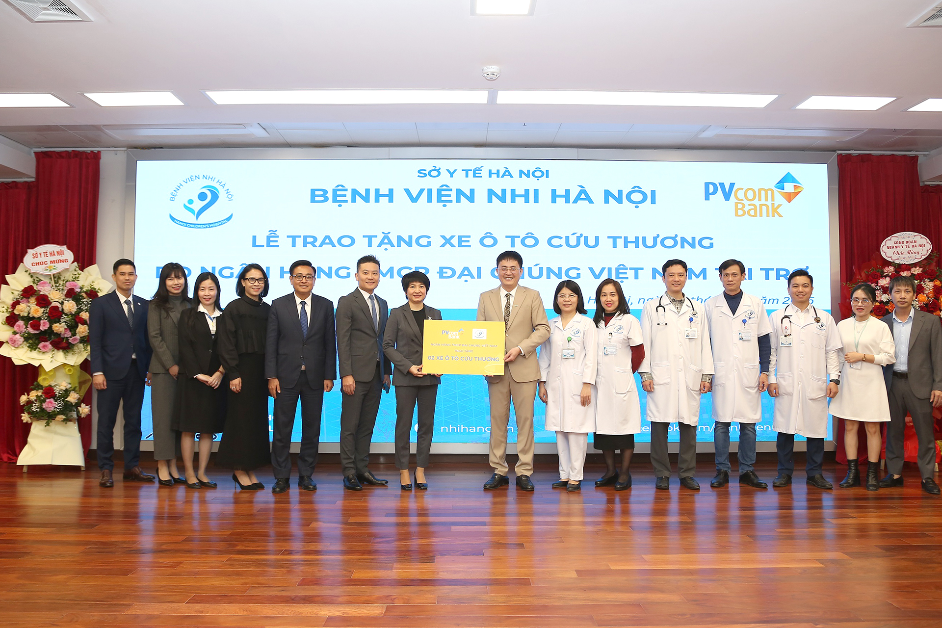 Bà Nguyễn Thúy Hạnh – Phó Tổng Giám đốc PVcomBank trao tài trợ cho Bệnh viện Nhi Hà Nội