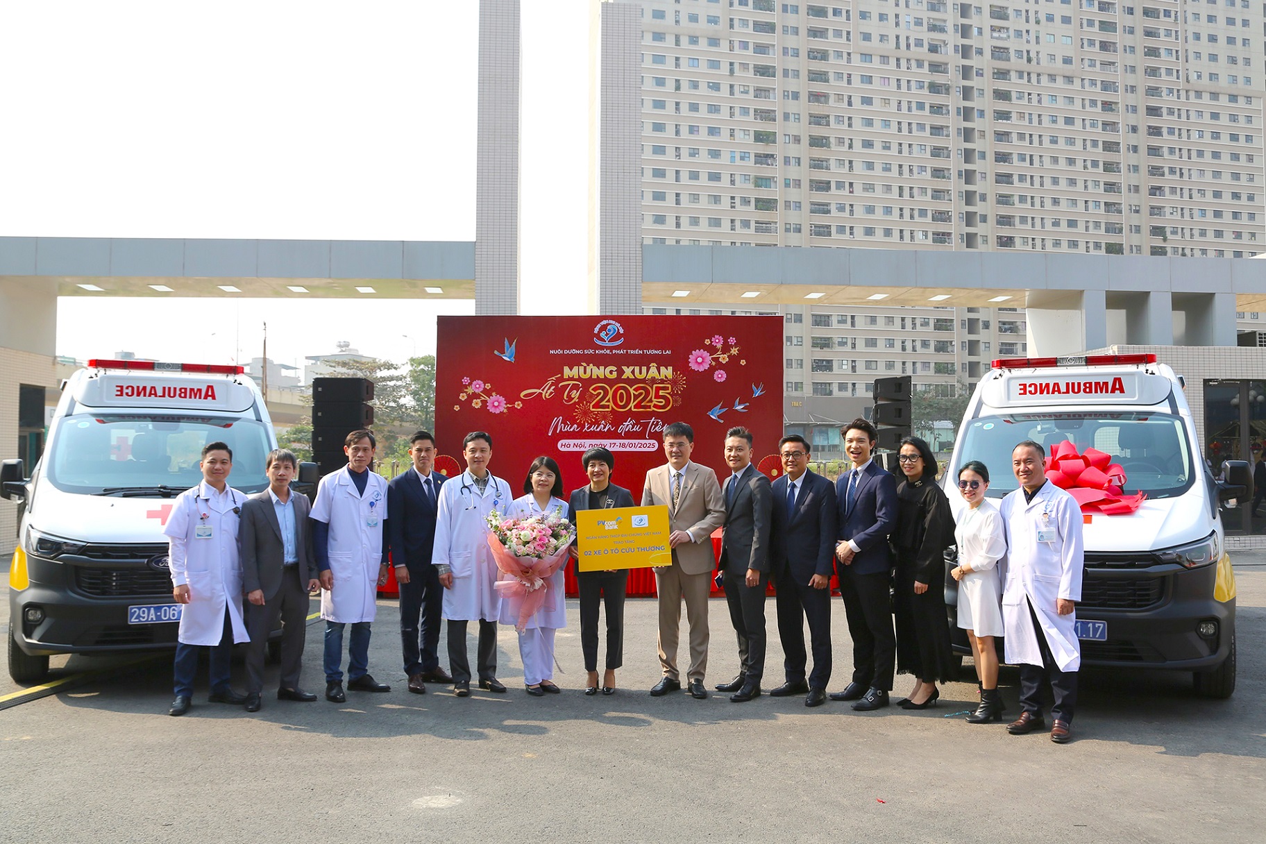 TS.BS Ngô Quang Hùng - Giám đốc Bệnh viện Nhi Hà Nội cam kết sẽ sử dụng hiệu quả các xe cứu thương