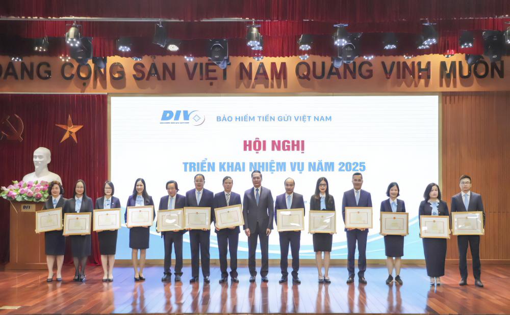 Các cá nhân đón nhận Bằng khen của Thống đốc NHNN