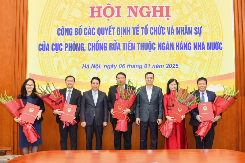 Các đồng chí đón nhận Quyết định điều động, bổ nhiệm