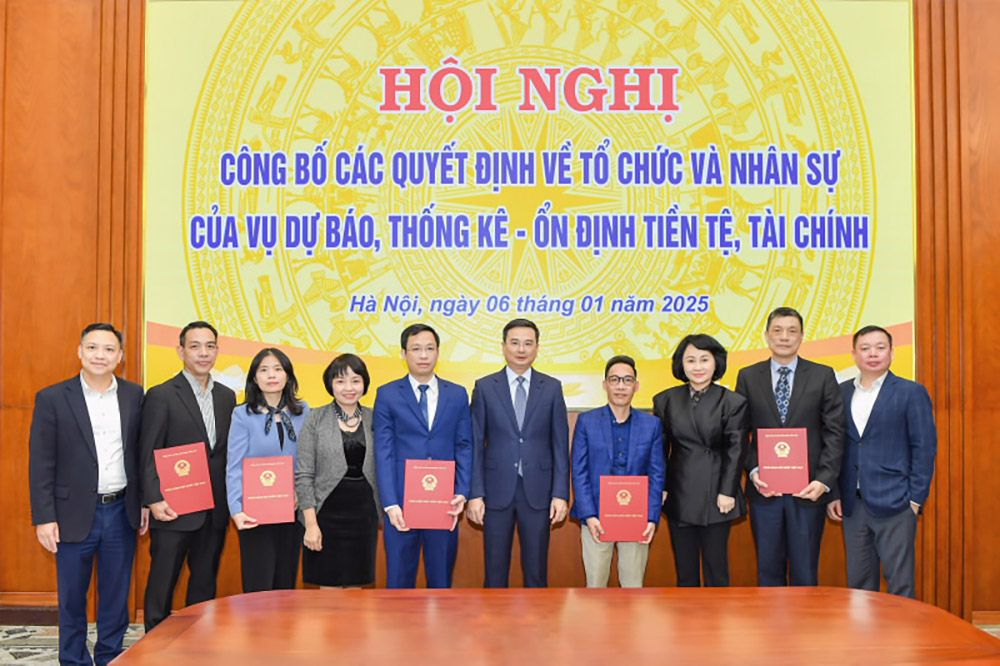 Các đồng chí đón nhận Quyết định điều động, bổ nhiệm