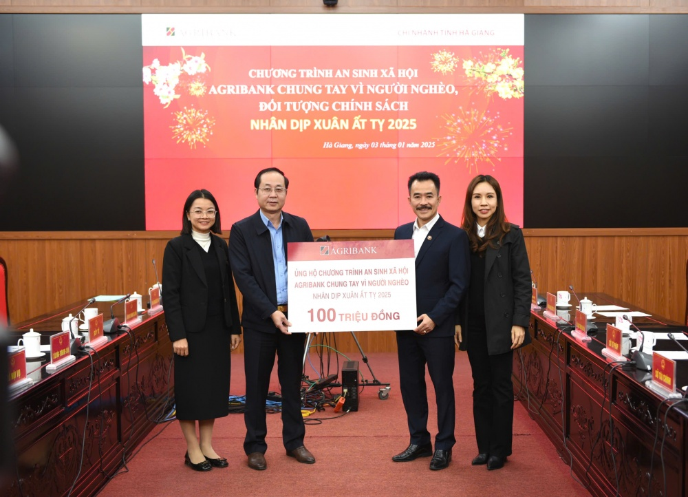 Đại diện Agribank Chi nhánh tỉnh Hà Giang trao ủng hộ Chương trình an sinh xã hội "Agribank chung tay vì người nghèo, đối tượng chính sách nhân dịp Xuân Ất Tỵ 2025"