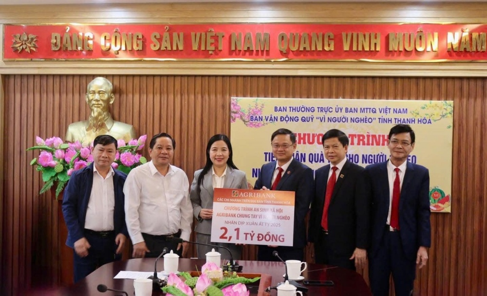 Các chi nhánh Agribank trên địa bàn tỉnh Thanh Hóa thông qua Ủy ban Mặt trận Tổ quốc tỉnh đã trao tặng các hộ nghèo, gia đình chính sách tại địa phương với tổng số tiền 2,1 tỷ đồng