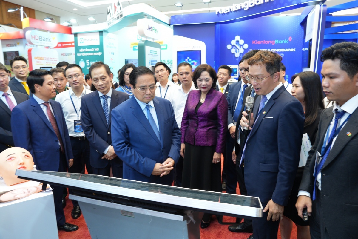 Thủ tướng Chính phủ và Ban lãnh đạo NHNN tại sự kiện Chuyển đổi số ngành Ngân hàng năm 2025