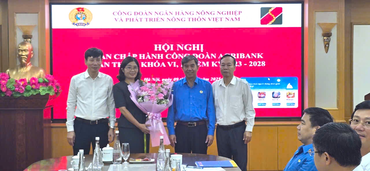 Đồng chí Trần Hồng Tuấn - Phó Chủ tịch Công đoàn Ngân hàng Việt Nam chúc mừng đồng chí Từ Thị Kim Thanh - Ủy viên Ban Chấp hành Đảng bộ, Thành viên Hội đồng thành viên, Chủ tịch Công đoàn Agribank