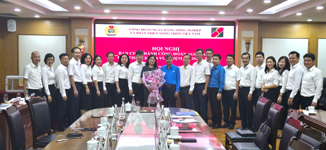 Đồng chí Từ Thị Kim Thanh - Ủy viên Ban Chấp hành Đảng bộ, Thành viên Hội đồng thành viên, Chủ tịch Công đoàn Agribank chụp ảnh lưu niệm cùng các đại biểu tham dự Hội nghị
