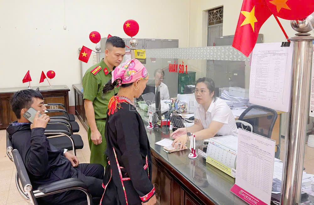 Khách hàng được cán bộ Agribank hỗ trợ kịp thời không bị mất tiền vì chiêu lừa “mua hàng giá rẻ - đặt cọc trước"