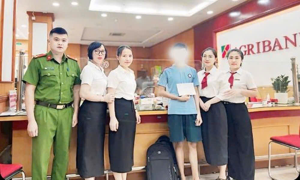 Giao dịch viên Agribank Chi nhánh Bắc Giang cùng công an phường Bắc Giang kịp thời ngăn chặn khách hàng Đỗ Văn H. chuyển tiền cho đối tượng lừa đảo