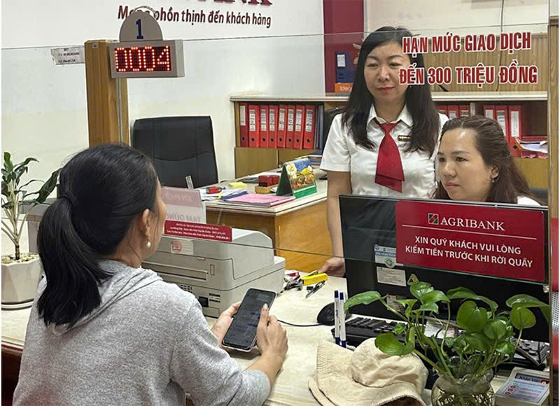Khách hàng N.T.K.O đang được giao dịch viên tư vấn, giải thích về dấu hiệu lừa đảo trong giao dịch của chị
