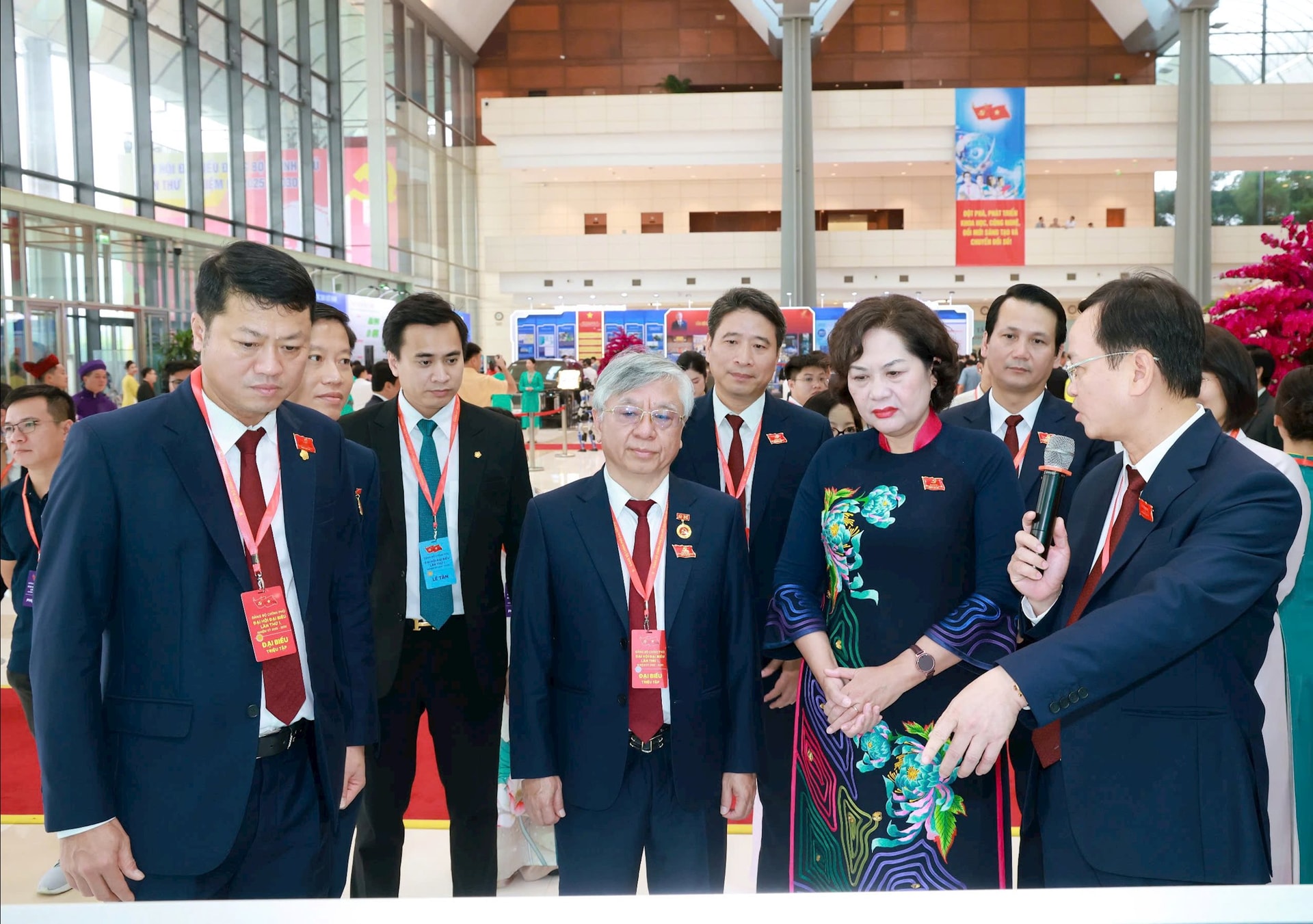 Thống đốc NHNNVN tham quan khu triển lãm của BIDV.