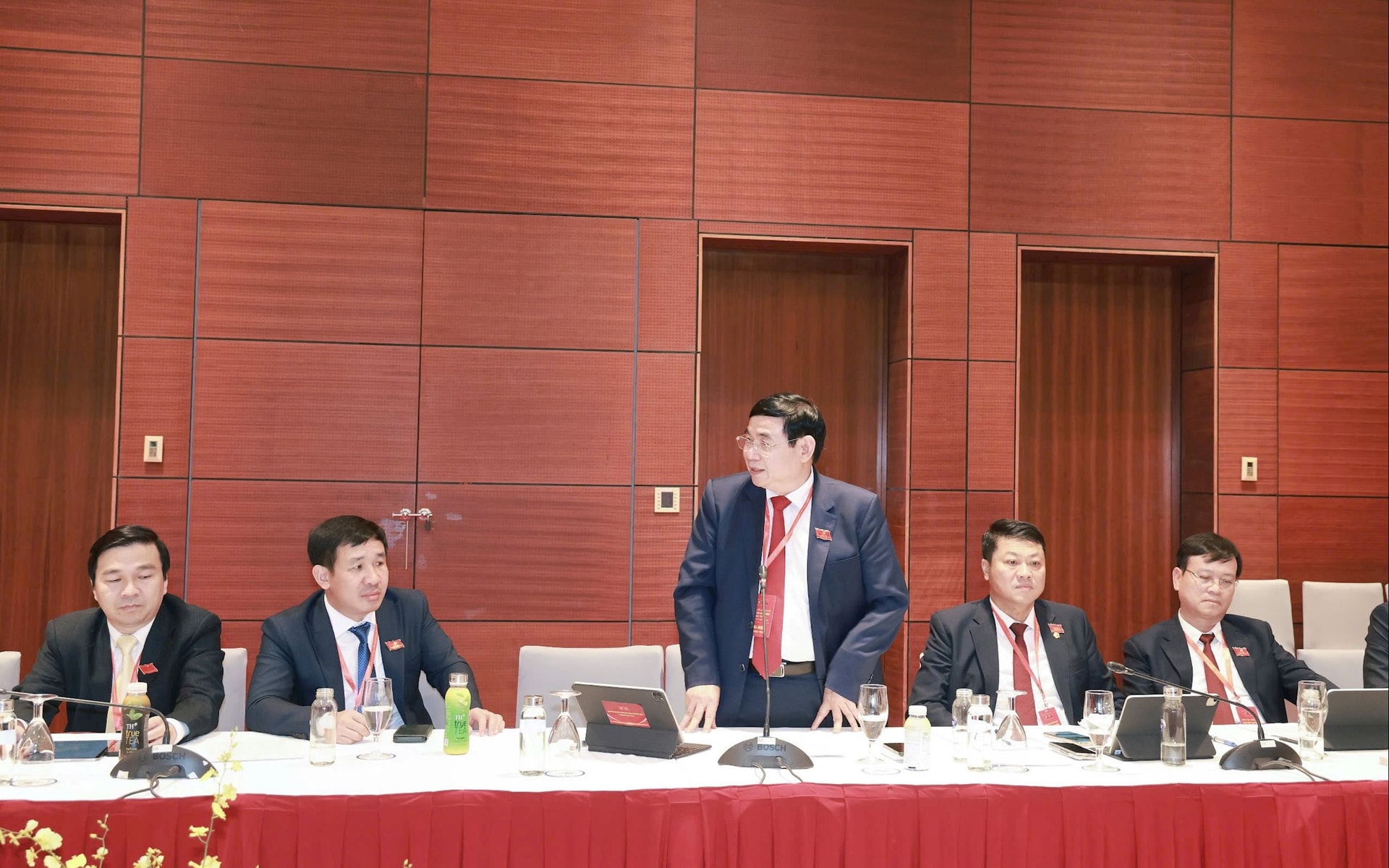 Đống chí Phan Đức Tú - Bí thư Đảng ủy, Chủ tich Hội đồng Quản trị, Trưởng đoàn đại biểu BIDV phát biểu tại phiên thảo luận ở tổ.