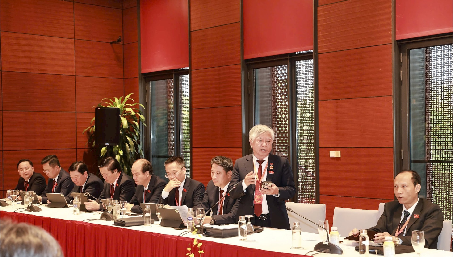 Đống chí Trần Xuân Hoàng, Phó Bí thư thường trực Đảng ủy, UVHĐQT BIDV phát biểu tại phiên thảo luận ở tổ.