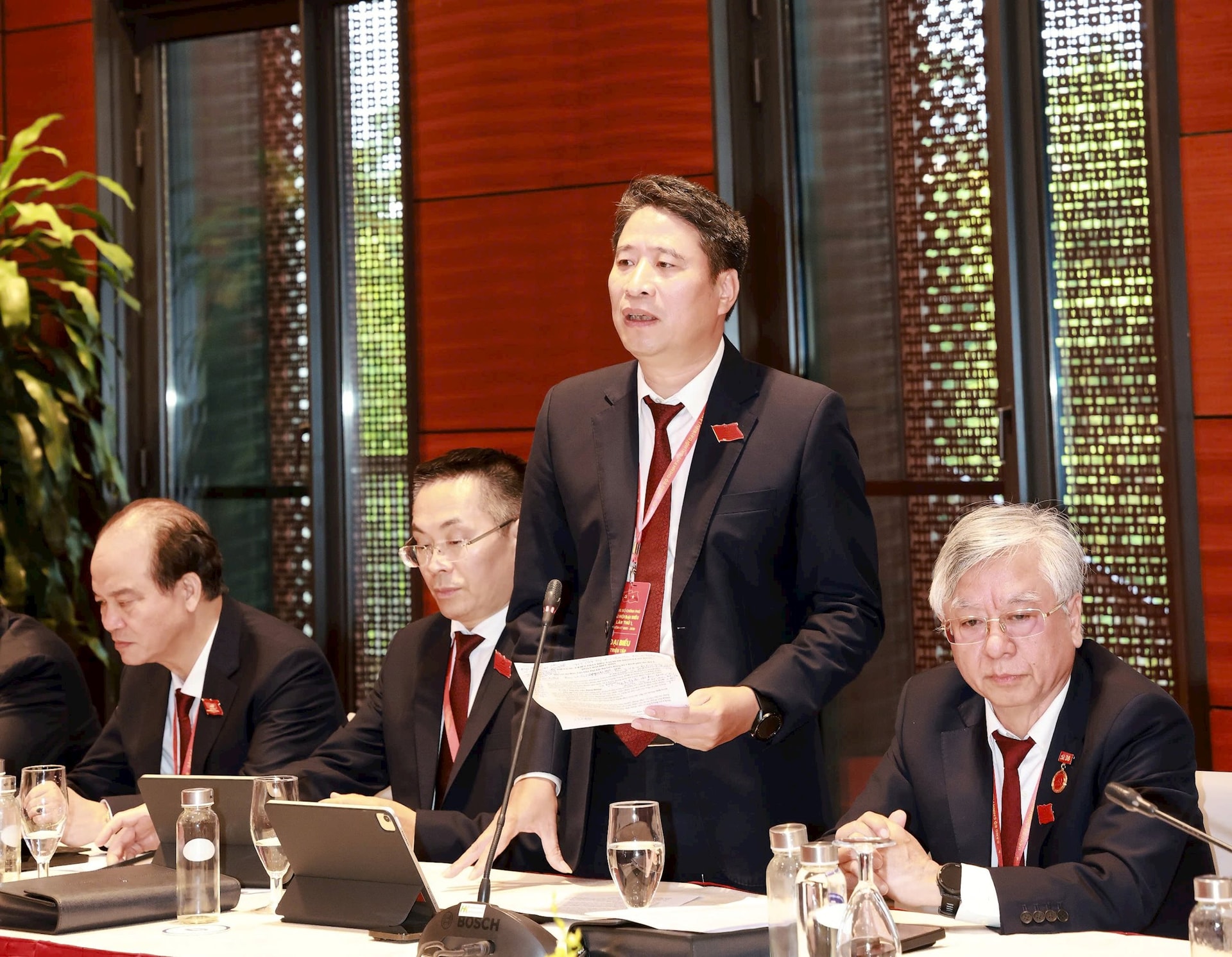 Đồng chí Trần Phương, Ủy viên Thường vụ Đảng ủy, Phó Tổng Giám đốc BIDV trình bày một số đề xuất của BIDV đối với chuyển đổi Xanh nền kinh tế.