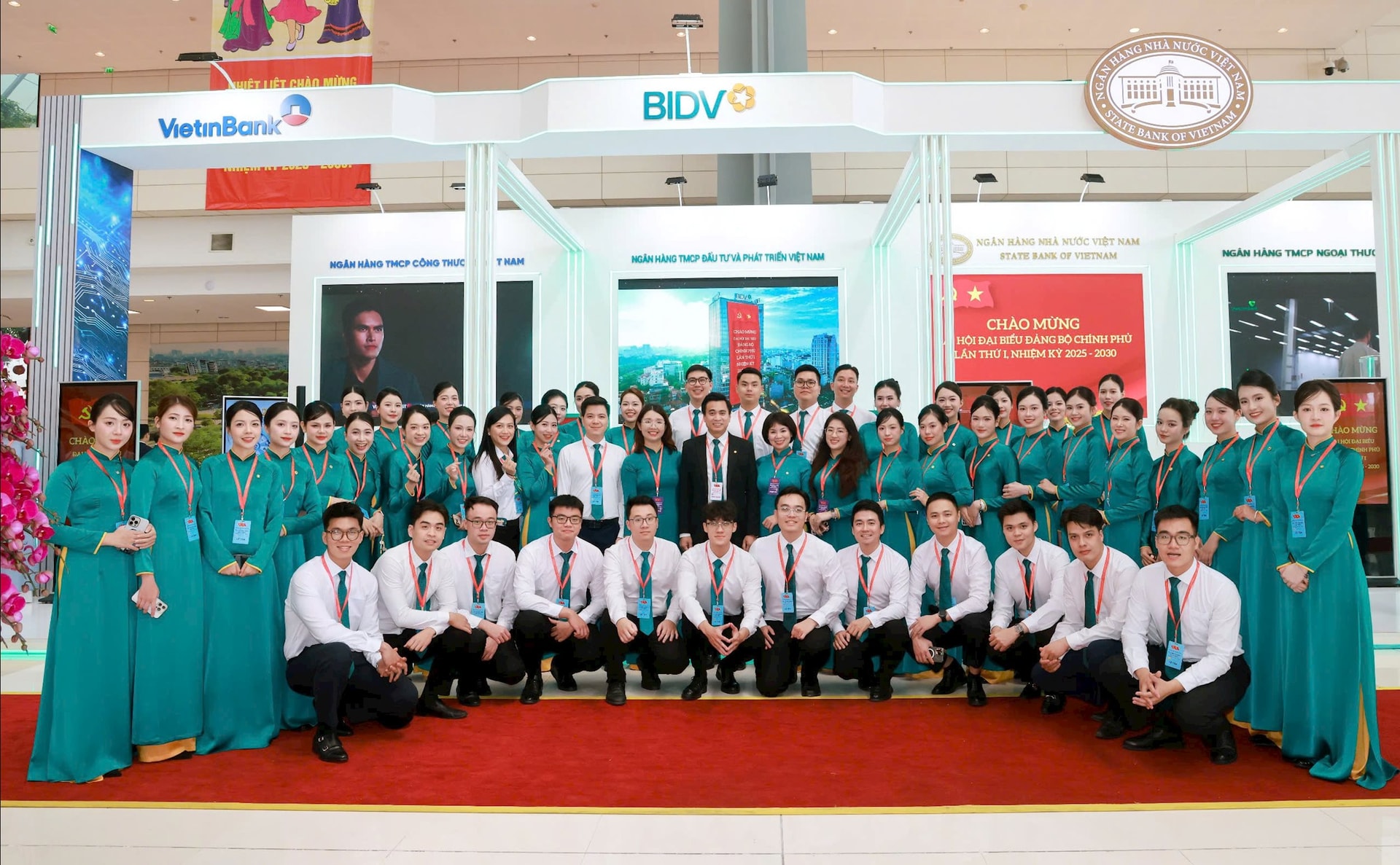 Các Đoàn viên Thanh niên BIDV tham gia công tác lễ tân, khánh tiết phục vụ Đại hội