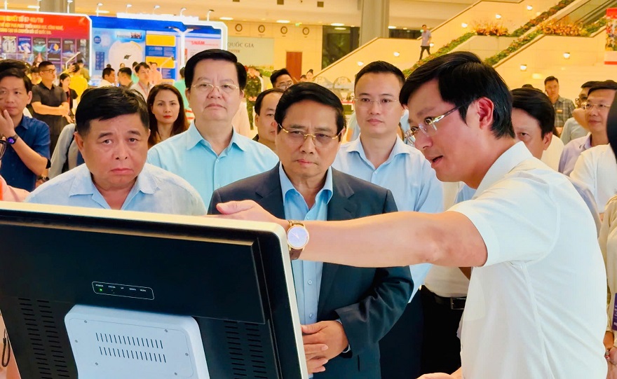 Đồng chí Phạm Minh Chính - Thủ tướng Chính phủ thăm quan và chỉ đạo tổng duyệt tại gian hàng Agribank trong khuôn khổ của Đại hội tại Trung tâm Hội nghị quốc gia