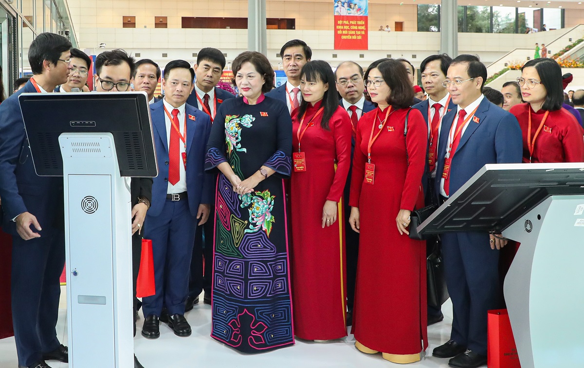 Thống đốc Ngân hàng Nhà nước Việt Nam Nguyễn Thị Hồng tham quan tại gian hàng của Agribank