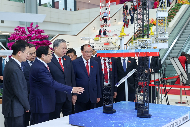 Tổng Bí thư Tô Lâm, Thủ tướng Phạm Minh Chính và các đồng chí lãnh đạo, nguyên lãnh đạo Đảng, Nhà nước tham quan triển lãm chào mừng Đại hội đại biểu Đảng bộ Chính phủ lần thứ I, nhiệm kỳ 2025-2030 - Ảnh: VGP/Nhật Bắc